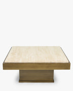 Table basse sculpturale en travertin avec silhouette monolithique et tons minéraux pour salon