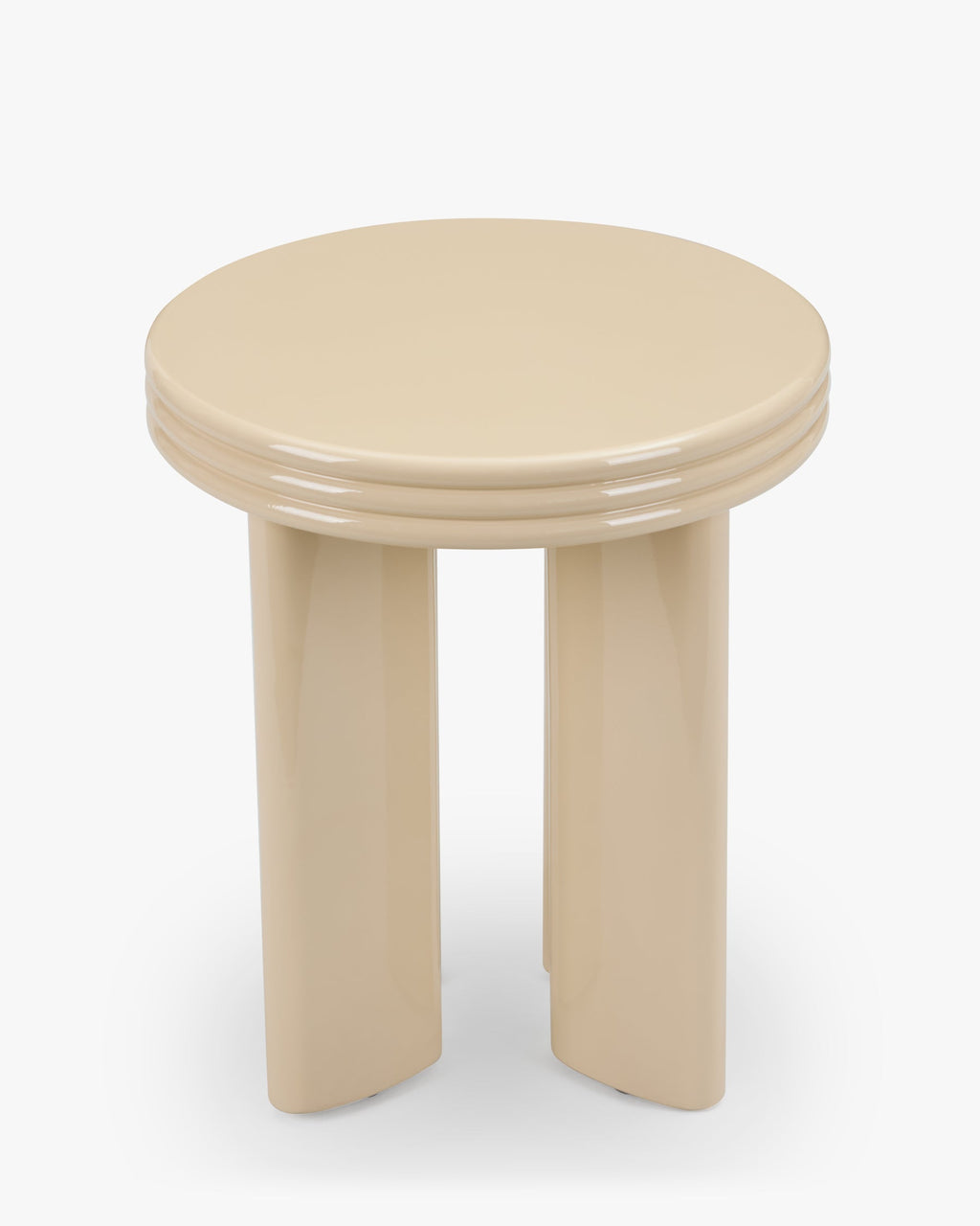 Table d'appoint sculpturale laquée beige avec base ovale et détail de bord semi-circulaire pour salon