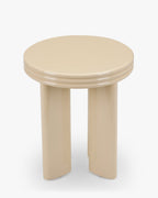 Table d'appoint sculpturale laquée beige avec base ovale et détail de bord semi-circulaire pour salon