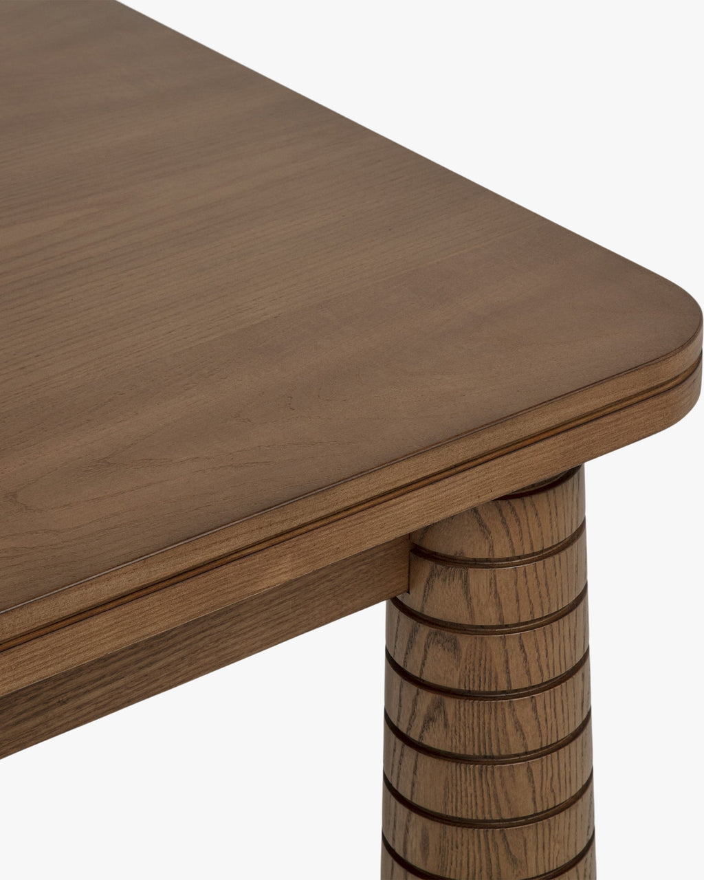 Table à manger extensible en frêne teinté noyer de fabrication artisanale avec pieds fuselés sculptés Salle à manger