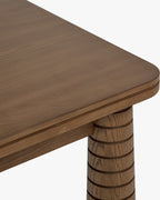 Table à manger extensible en frêne teinté noyer de fabrication artisanale avec pieds fuselés sculptés Salle à manger