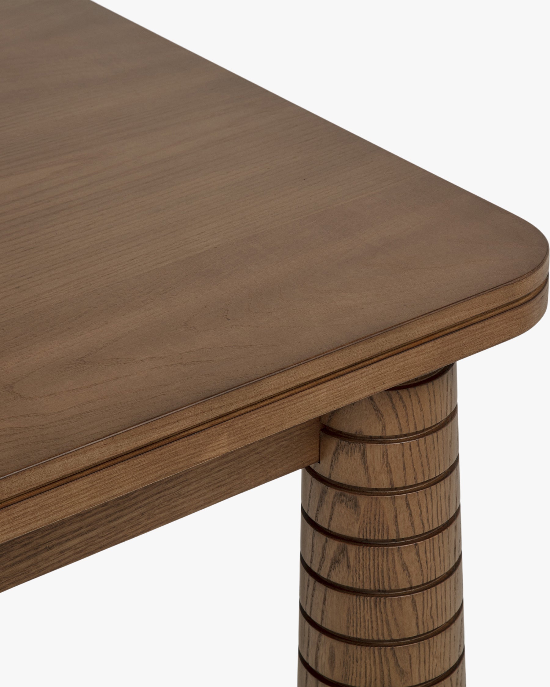 Table à manger extensible en frêne teinté noyer de fabrication artisanale avec pieds fuselés sculptés Salle à manger