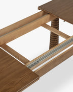 Table à manger extensible en frêne teinté noyer de fabrication artisanale avec pieds fuselés sculptés Salle à manger