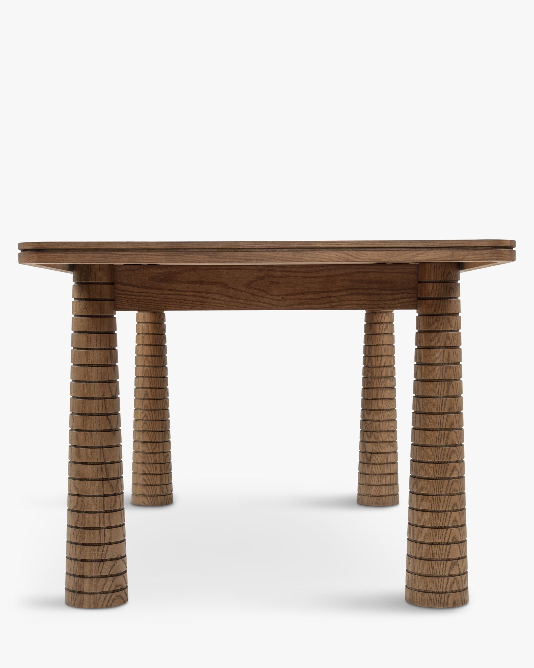 Table à manger extensible en frêne teinté noyer de fabrication artisanale avec pieds fuselés sculptés Salle à manger