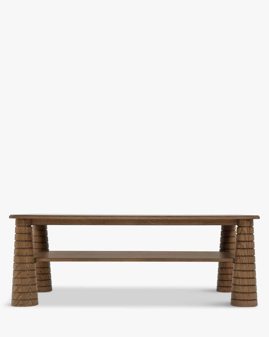 Table basse artisanale en frêne teinté noyer avec pieds fuselés sculptés et étagère inférieure pour salon