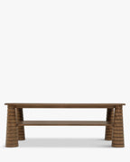 Table basse artisanale en frêne teinté noyer avec pieds fuselés sculptés et étagère inférieure pour salon
