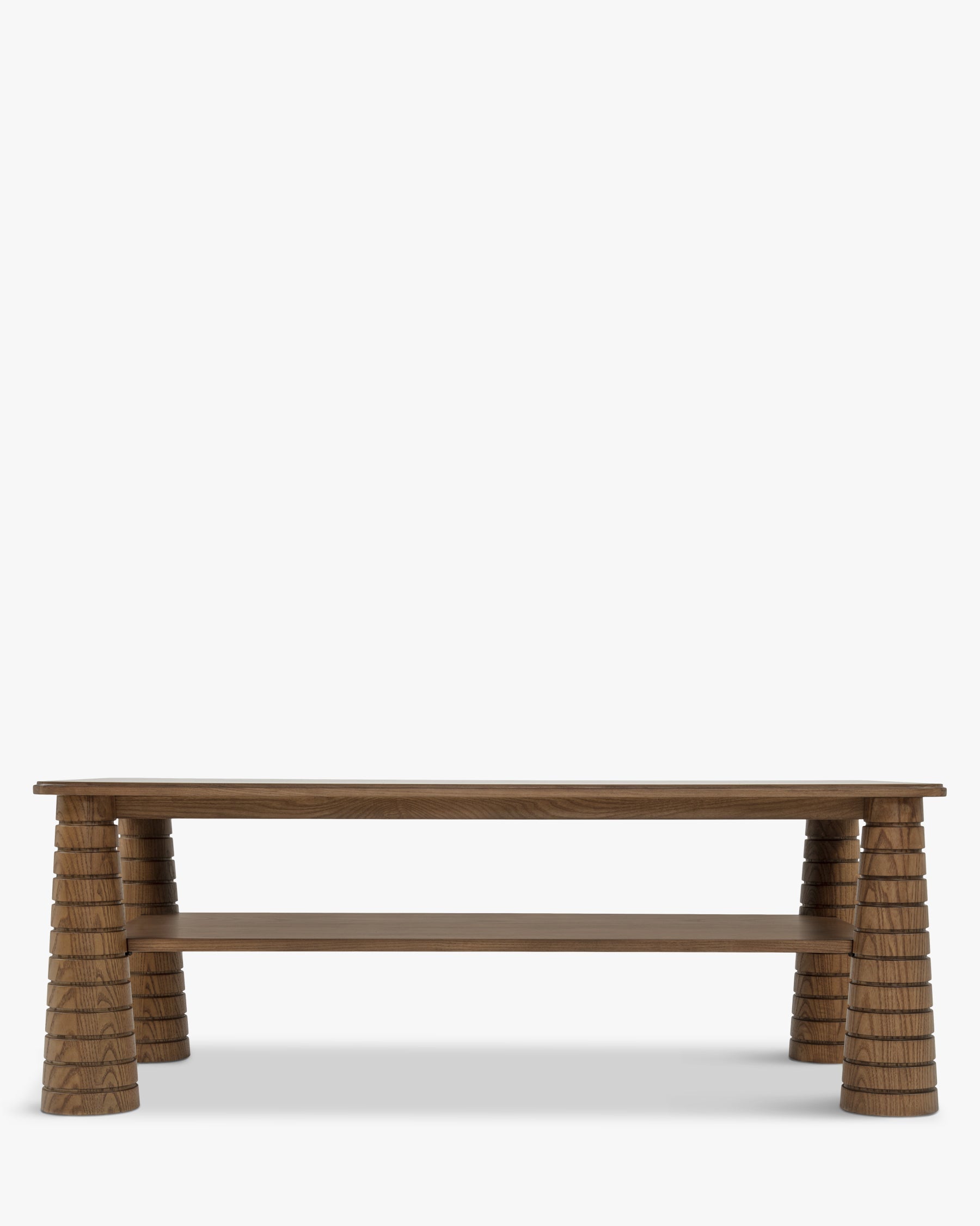 Table basse artisanale en frêne teinté noyer avec pieds fuselés sculptés et étagère inférieure pour salon