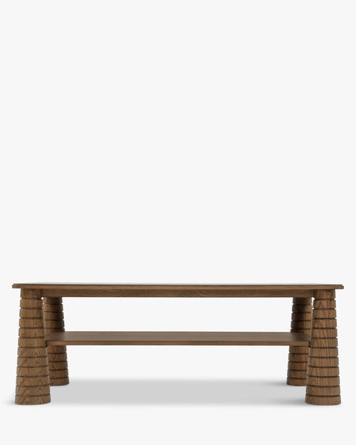Table basse artisanale en frêne teinté noyer avec pieds fuselés sculptés et étagère inférieure pour salon