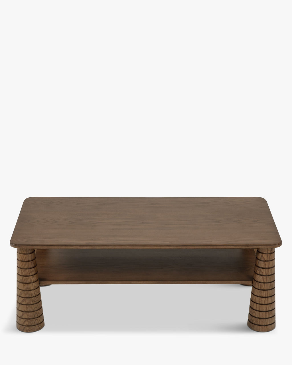 Table basse artisanale en frêne teinté noyer avec pieds fuselés sculptés et étagère inférieure pour salon