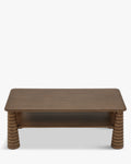 Table basse artisanale en frêne teinté noyer avec pieds fuselés sculptés et étagère inférieure pour salon