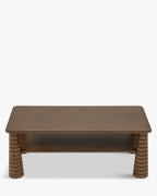 Table basse artisanale en frêne teinté noyer avec pieds fuselés sculptés et étagère inférieure pour salon