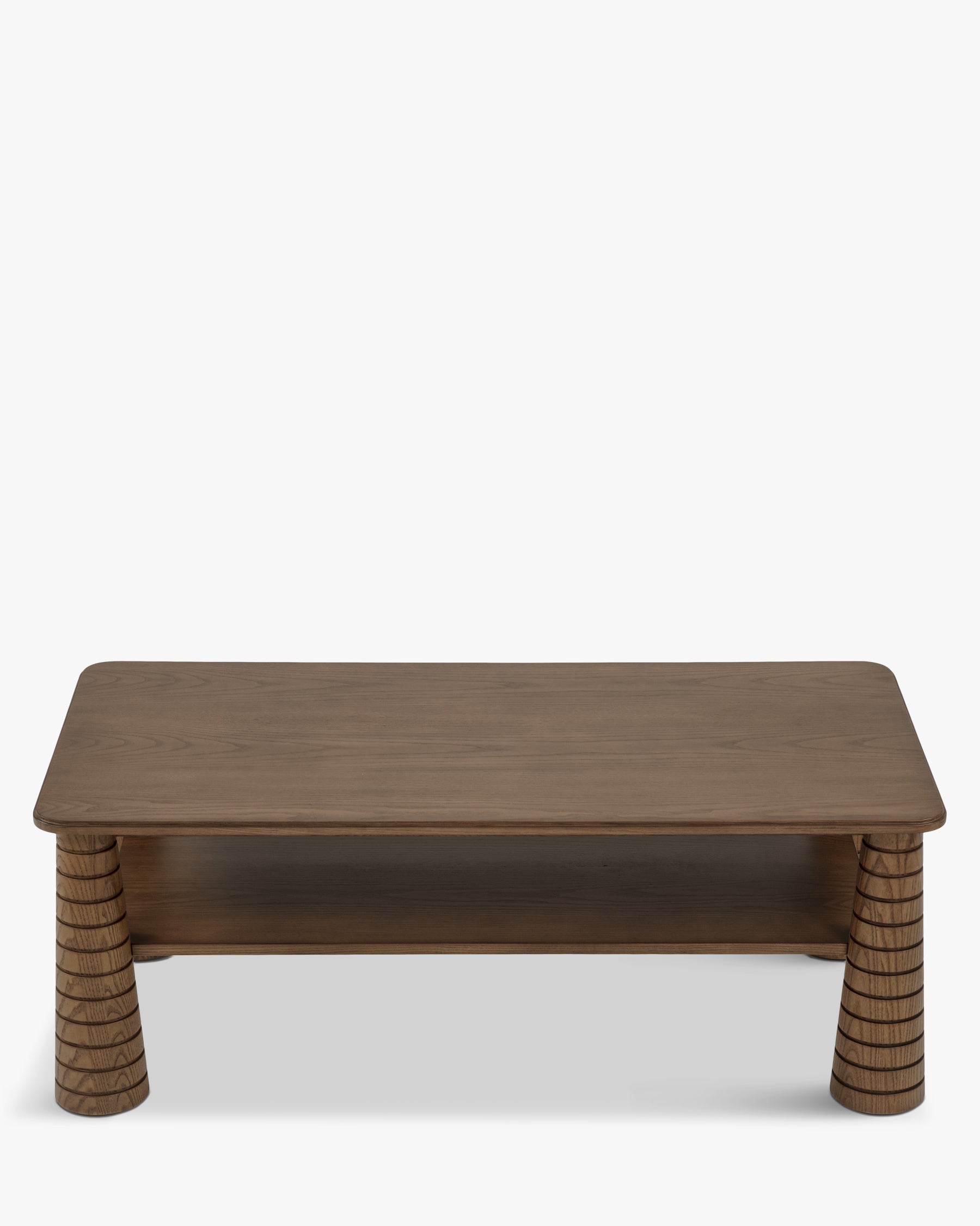 Table basse artisanale en frêne teinté noyer avec pieds fuselés sculptés et étagère inférieure pour salon