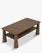 Table basse artisanale en frêne teinté noyer avec pieds fuselés sculptés et étagère inférieure pour salon