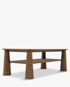 Table basse artisanale en frêne teinté noyer avec pieds fuselés sculptés et étagère inférieure pour salon