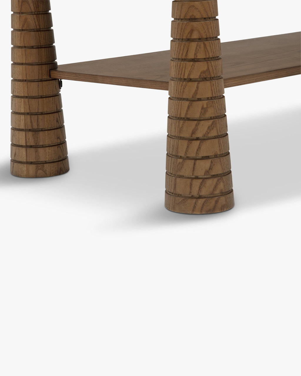 Table basse artisanale en frêne teinté noyer avec pieds fuselés sculptés et étagère inférieure pour salon