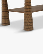 Table basse artisanale en frêne teinté noyer avec pieds fuselés sculptés et étagère inférieure pour salon