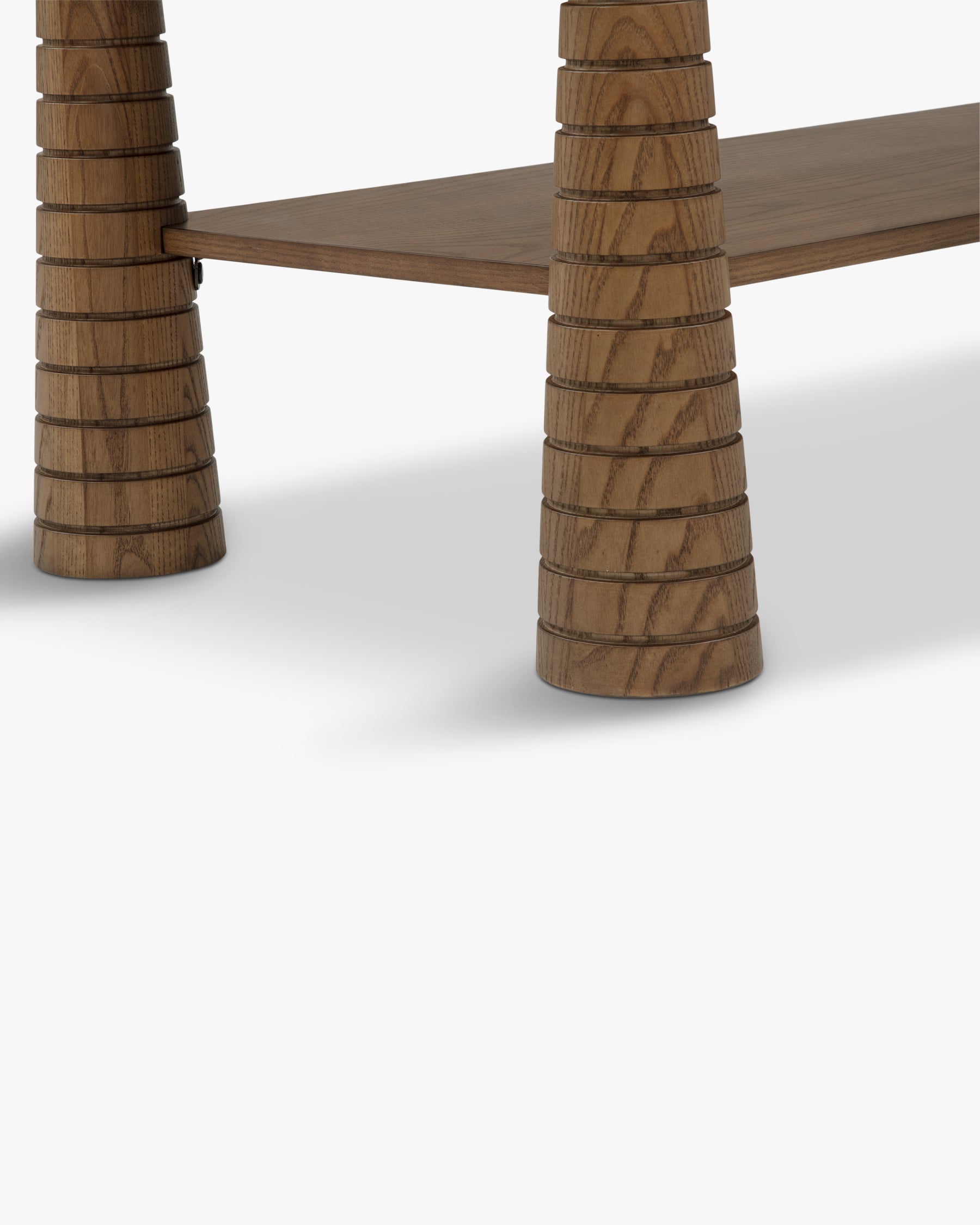 Table basse artisanale en frêne teinté noyer avec pieds fuselés sculptés et étagère inférieure pour salon