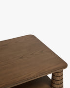 Table basse artisanale en frêne teinté noyer avec pieds fuselés sculptés et étagère inférieure pour salon