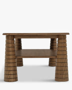 Table basse artisanale en frêne teinté noyer avec pieds fuselés sculptés et étagère inférieure pour salon