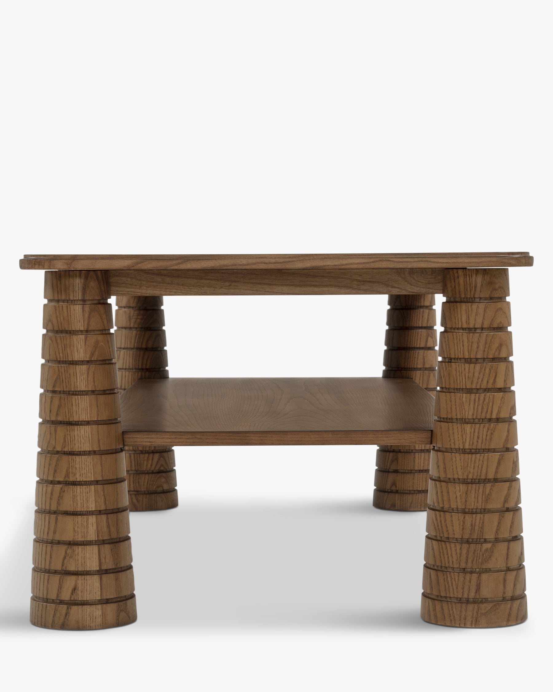 Table basse artisanale en frêne teinté noyer avec pieds fuselés sculptés et étagère inférieure pour salon