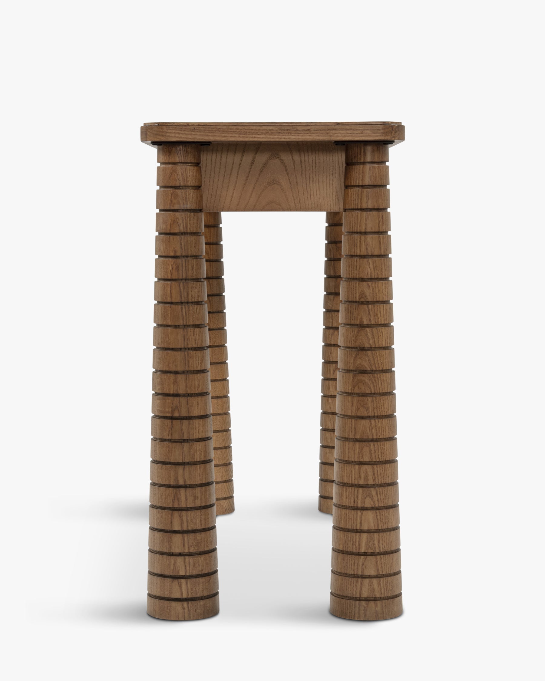 Console en frêne artisanal teinté noyer avec pieds fuselés sculptés et tiroir intégré Salon et Entrée