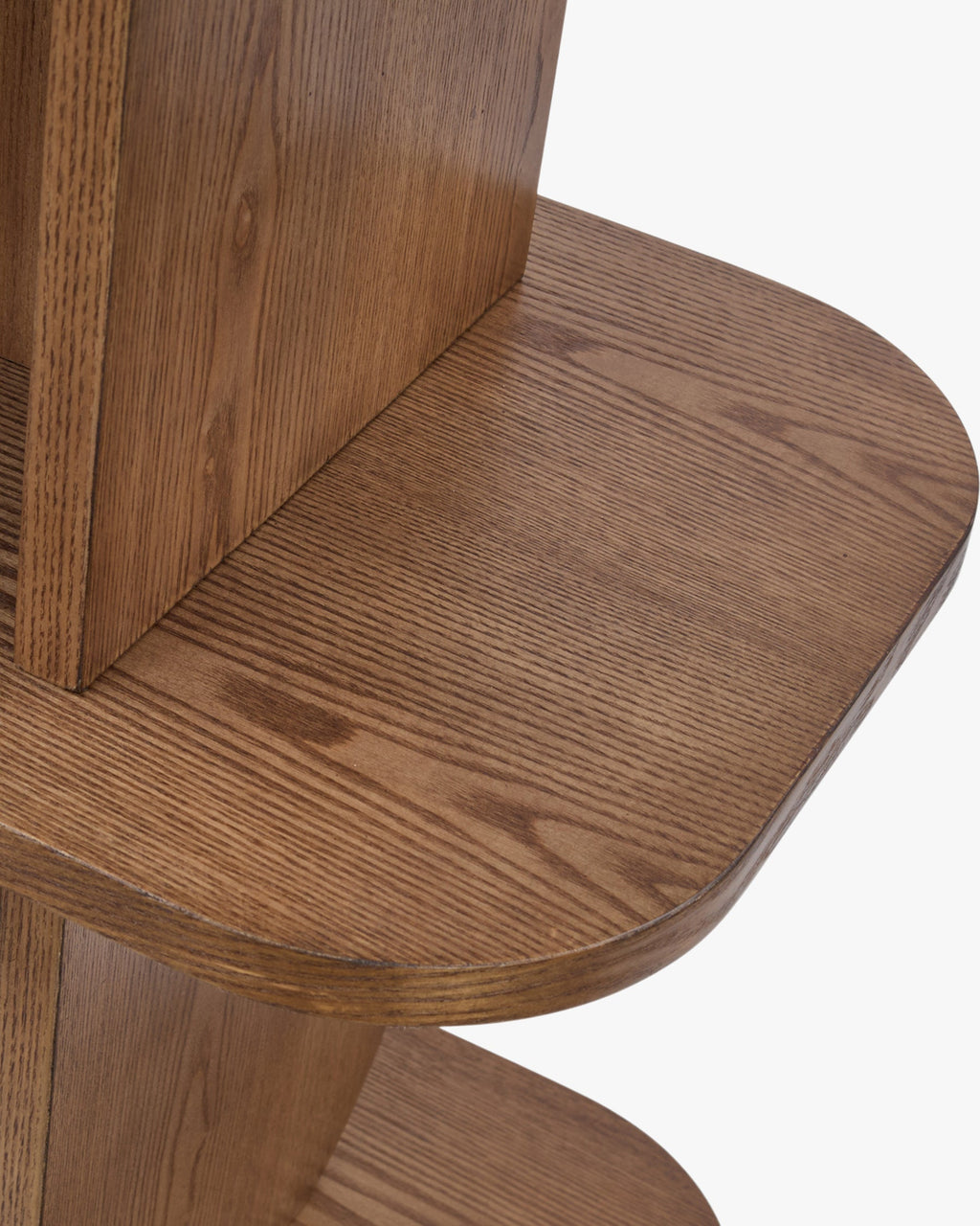 Bibliothèque rétro en bois avec design graphique et structure élégante pour salon et bureau à domicile