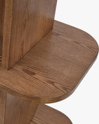 Bibliothèque rétro en bois avec design graphique et structure élégante pour salon et bureau à domicile