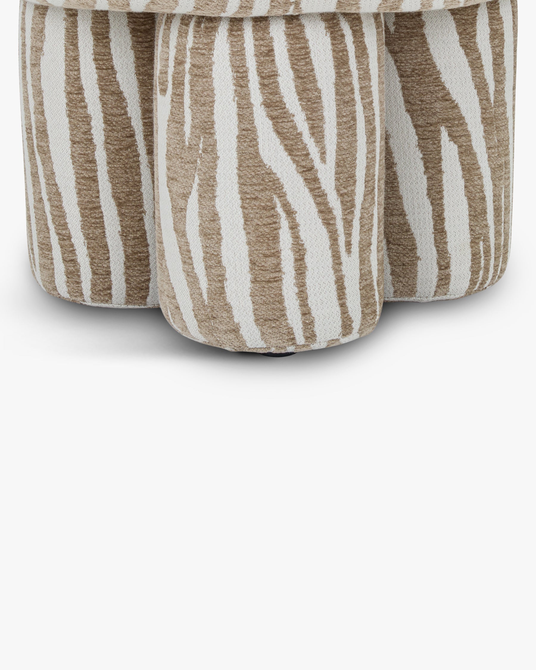 Tabouret zébré graphique en tissu, format compact, pour salon et entrée