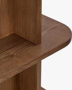 Bibliothèque rétro en bois avec design graphique et structure élégante pour salon et bureau à domicile