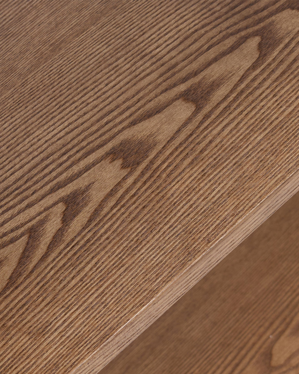 Bibliothèque rétro en bois avec design graphique et structure élégante pour salon et bureau à domicile