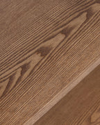 Bibliothèque rétro en bois avec design graphique et structure élégante pour salon et bureau à domicile