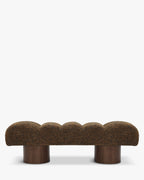 Banc en tissu doux aux formes arrondies et à l'assise accueillante pour salon et chambre