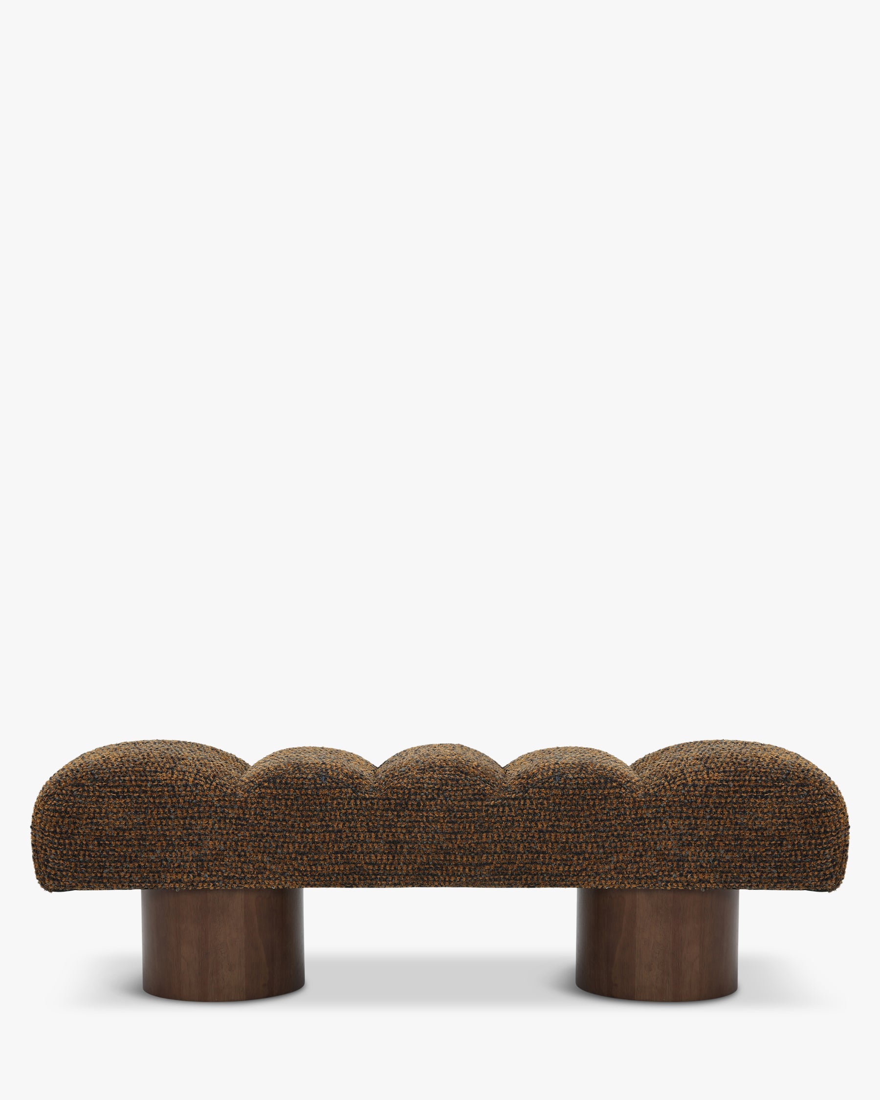 Banc en tissu doux aux formes arrondies et à l'assise accueillante pour salon et chambre
