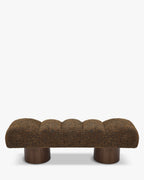 Banc en tissu doux aux formes arrondies et à l'assise accueillante pour salon et chambre