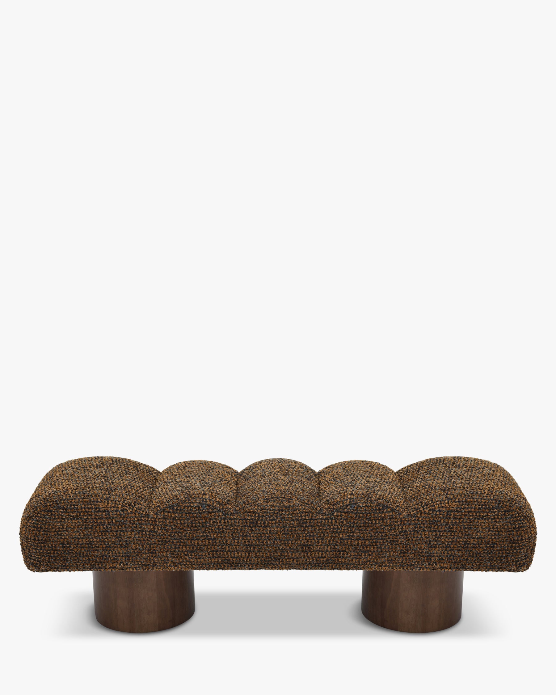 Banc en tissu doux aux formes arrondies et à l'assise accueillante pour salon et chambre