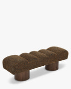 Banc en tissu doux aux formes arrondies et à l'assise accueillante pour salon et chambre
