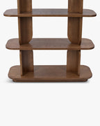 Bibliothèque rétro en bois avec design graphique et structure élégante pour salon et bureau à domicile