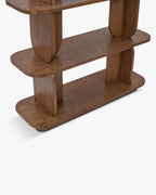 Bibliothèque rétro en bois avec design graphique et structure élégante pour salon et bureau à domicile