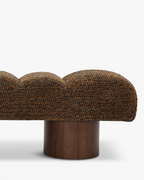 Banc en tissu doux aux formes arrondies et à l'assise accueillante pour salon et chambre