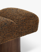 Banc en tissu doux aux formes arrondies et à l'assise accueillante pour salon et chambre