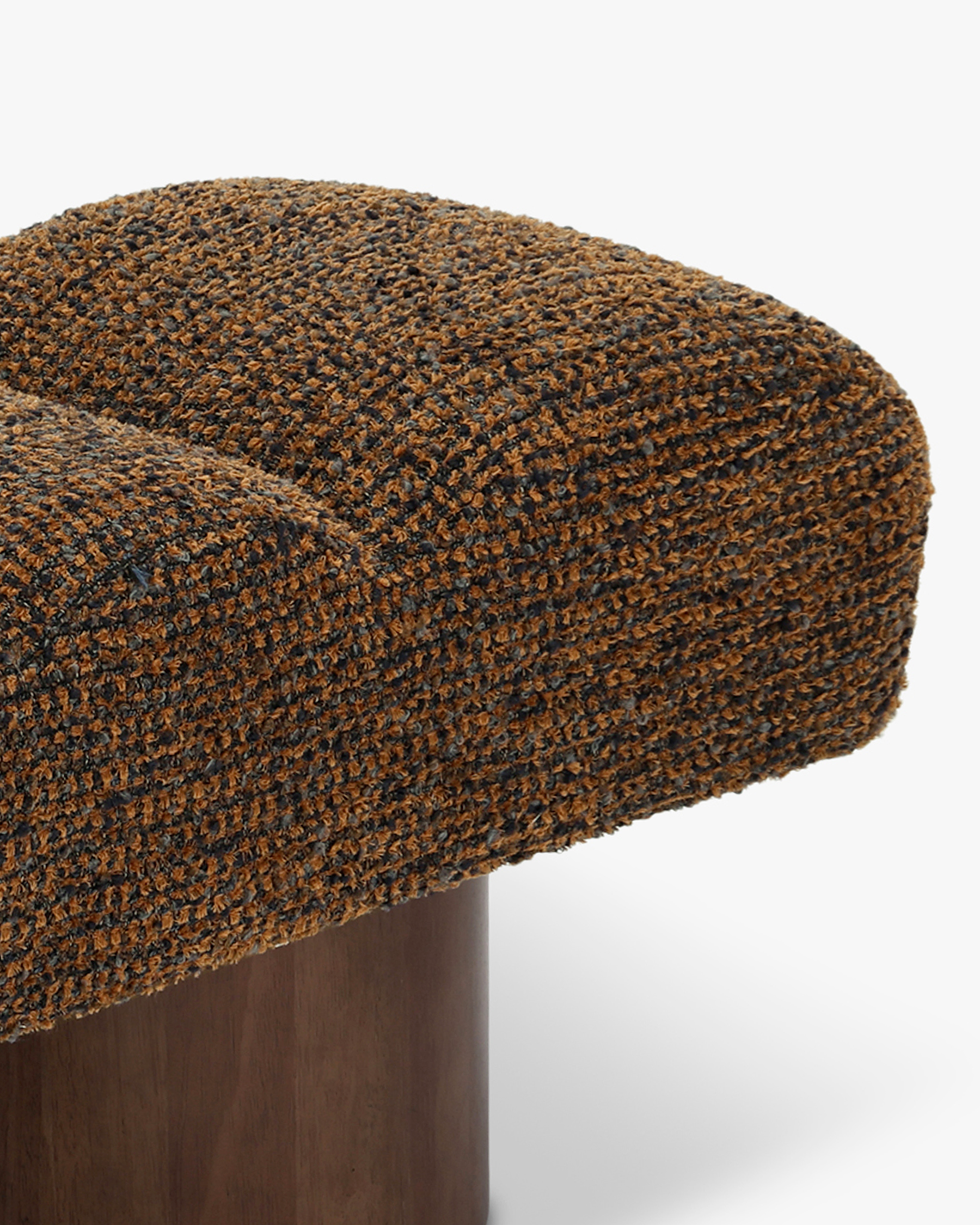 Banc en tissu doux aux formes arrondies et à l'assise accueillante pour salon et chambre